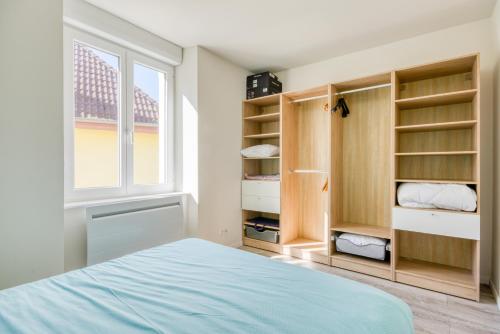 Le 101-GregIMMO-Appart'Hôtel tesisinde bir odada yatak veya yataklar
