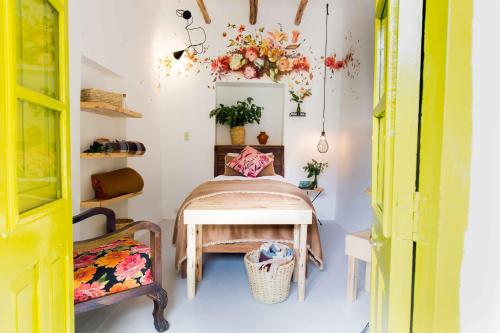 a small room with a table and flowers on the wall at Niños Hotel Meloc in Cusco
