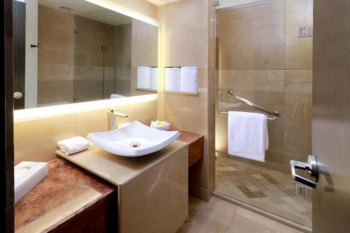 a bathroom with a sink and a shower at Holiday Inn Queretaro Zona Diamante, an IHG Hotel in Quer&eacute;taro