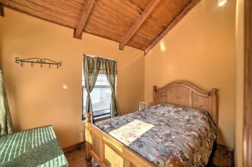 Tempat tidur dalam kamar di Peaceful Reliance Cabin with Deck on Hiwassee River!