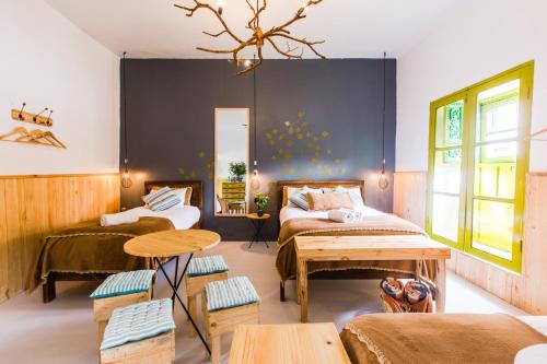 Cette chambre comprend 2 lits et une table. dans l'établissement Niños Hotel Meloc, à Cusco