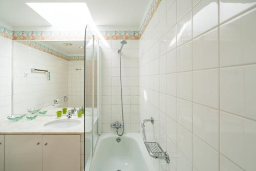 een badkamer met een bad en een wastafel bij Marina-L in Lagos