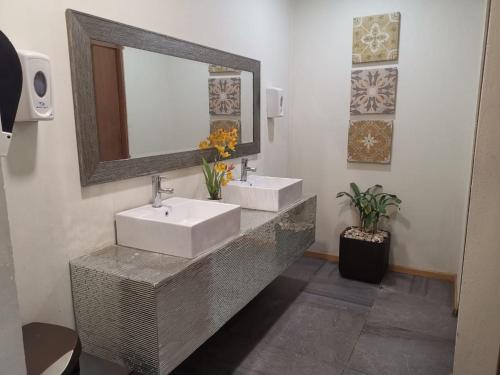 La salle de bains est pourvue de 2 lavabos et d'un miroir. dans l'établissement Capital Hotel, à Monclova