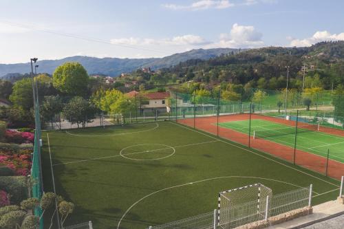 Tenis a/nebo squash v ubytování Quinta do Farejal nebo okolí