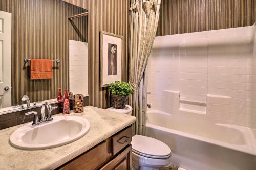 Kamar mandi di Single-Story San Bernardino Home with Valley Views!