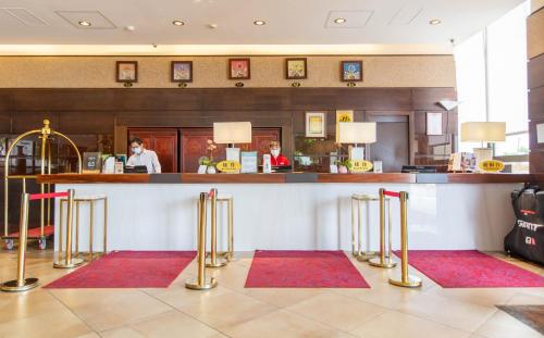 台南的住宿－家新大飯店，酒店大堂在柜台前设有红色垫子