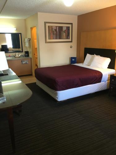 Кровать или кровати в номере Rodeway Inn Sergeant Bluff - Sioux City