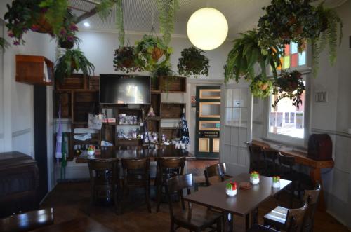 a restaurant with tables and chairs and a bar at Ten Dollar Town Motel in Gulgong