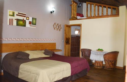 Un dormitorio con una cama y una mesa. en La Vieja Casona Hotel, en La Manzanilla
