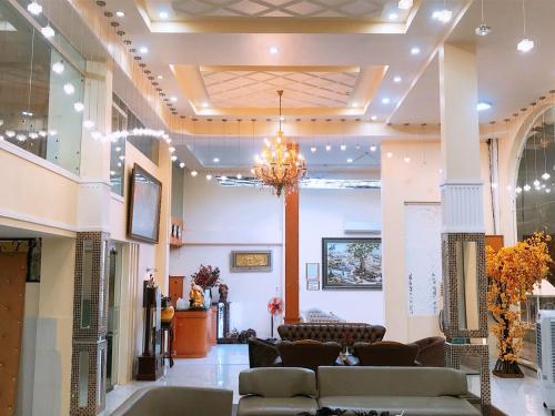 un vestíbulo con sofás y una lámpara de araña en NGỌC MẤY - ĐẠI LỢI HOTEL en Chau Doc