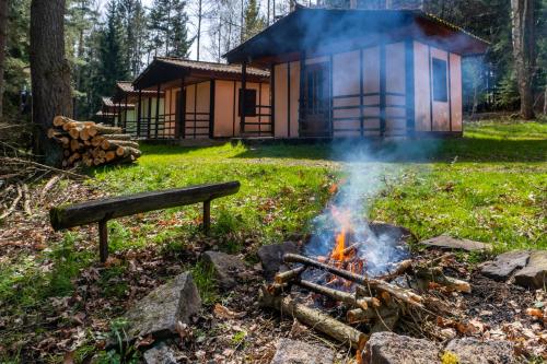 a campfire in front of a cabin at Chatový tábor Malý Ratmírov in Malý Ratmírov