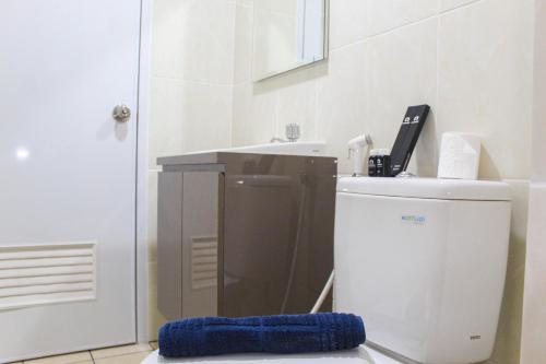 タンゲランにあるNew Furnished with City View 2BR Apartment M-Town Residence By Travelioのバスルーム(床に青いマット付きのトイレ付)