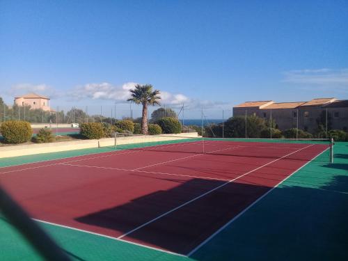 appartement vue sur merの敷地内または近くにあるテニス施設またはスカッシュ施設