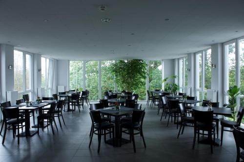 Restoran või mõni muu söögikoht majutusasutuses Hotel zwischen den Seen