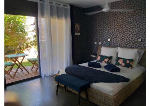 מיטה או מיטות בחדר ב-Suite INDIGO JACUZZI PRIVE PISCINE VUE MER acces cuisine laverie