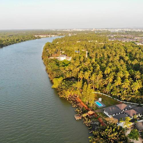 an aerial view of a river with a resort at Suan Son Villa Koh Sa Nher สวนสนธิ์วิลล่า เกาะเสนอ SHA in Surat Thani