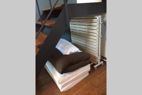 a room with a staircase with a dog bed at TOOD一宮 -B棟 in Ichinomiya