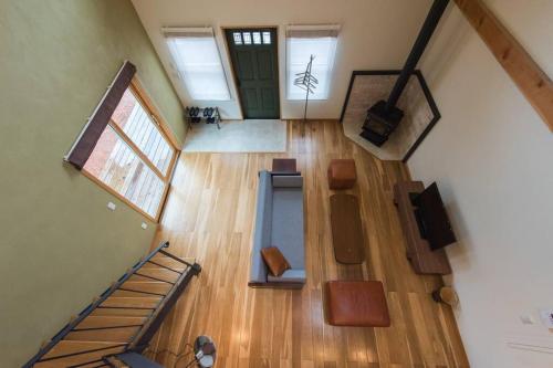 an overhead view of a house with a staircase and a living room at TOOD一宮 -B棟 in Ichinomiya
