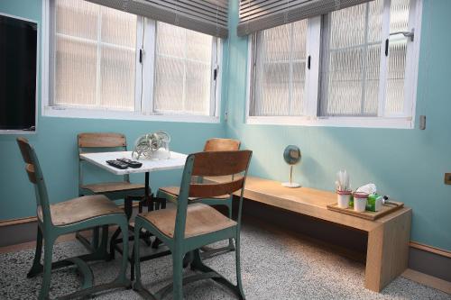 台南的住宿－納春公寓民宿，一间带桌椅和窗户的用餐室
