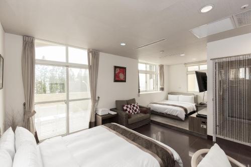 馬公市的住宿－我行我宿民宿，一间带两张床的卧室和一间客厅