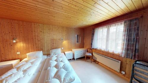 1 Schlafzimmer mit 2 Betten und einem Fenster in der Unterkunft Guferli in Blatten bei Naters