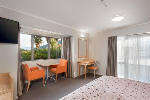 Ένα ή περισσότερα κρεβάτια σε δωμάτιο στο Queenstown Motel Apartments