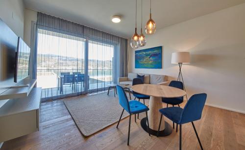 TV a/nebo společenská místnost v ubytování Hermitage Apartments