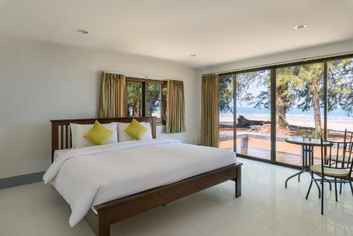 Seapine Beach Golf and Resort Hua Hin tesisinde bir odada yatak veya yataklar