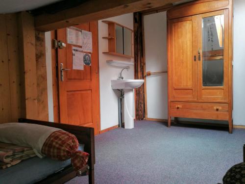 a bedroom with a sink and a bathroom with a door at Le Chamoniard Volant in Chamonix-Mont-Blanc
