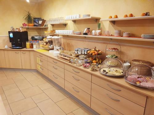 a kitchen with alot of food on the counter at Gästehaus Kirchenbauerhof in Günzburg