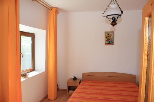 - une petite chambre avec un lit et une fenêtre dans l'établissement Casa de Vacanta Sarinasuf, à Sarinasuf