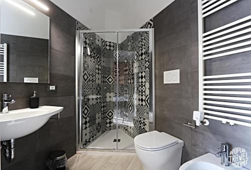 ein Bad mit einer Dusche, einem WC und einem Waschbecken in der Unterkunft People Travel Rooms in Bologna