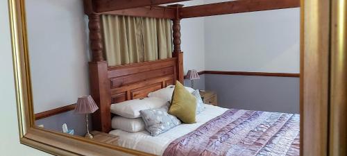 Spiegelreflexion eines Bettes in einem Schlafzimmer in der Unterkunft Laurel Cottage in Windermere