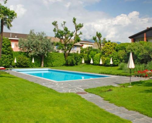 Bazen u ili blizu objekta Ferienwohnung mit Garten und Pool in Ascona