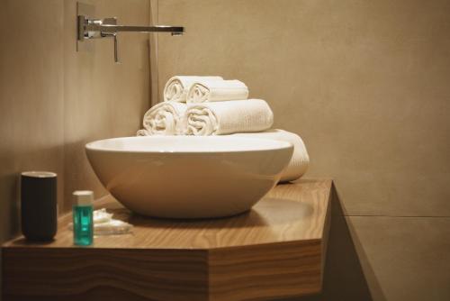 a bathroom with a bowl sink and towels on a counter at Giardino Sul Duomo in Ragusa
