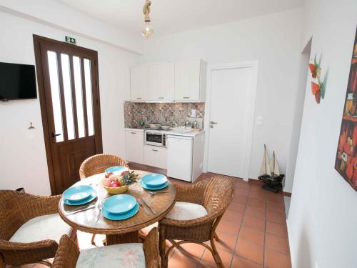 kuchnia i jadalnia ze stołem i krzesłami w obiekcie Skoutari Bungalows Galateia room w mieście Skoutarion