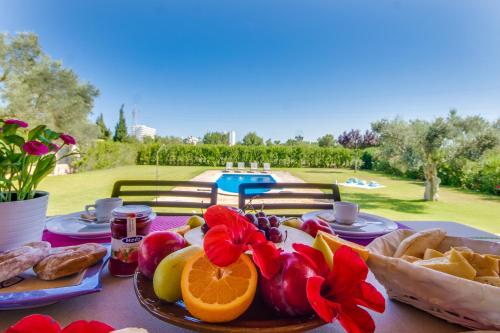 una mesa cubierta con una bandeja de fruta y pan en Ses Poves, en Alcudia