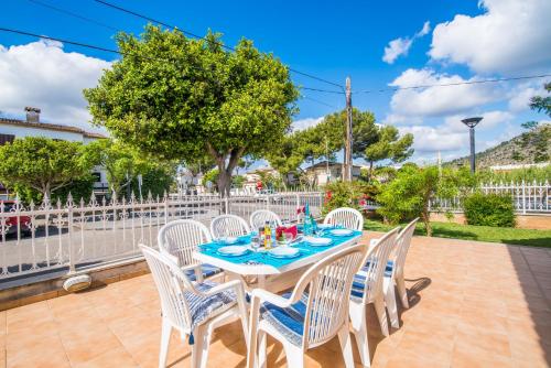 una mesa blanca y sillas en un patio en Ideal Property Mallorca - Villa Celia en Port d'Alcudia