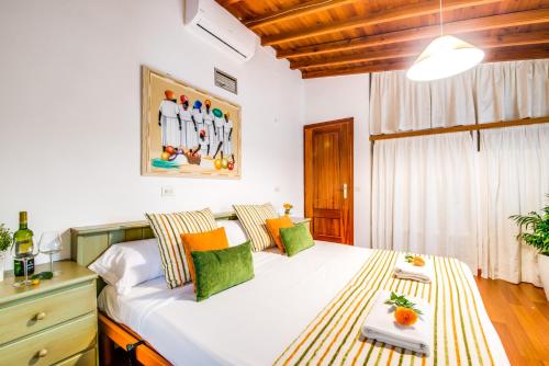เตียงในห้องที่ Ideal Property Mallorca - Can Tomeu