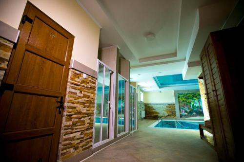 un couloir avec une porte et une piscine dans l'établissement Карпаты, à Khoust