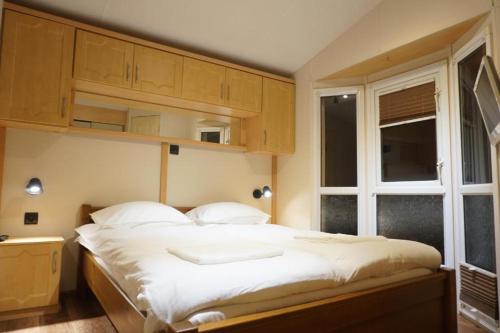sypialnia z dużym łóżkiem i oknem w obiekcie Domek na Skarpie w Zakopanem