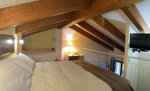 Tempat tidur dalam kamar di La Baita D'Oro Ristorante Residence