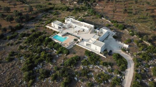 vista aerea di una casa con piscina di Villa Pietraja a Ugento