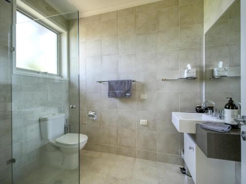 uma casa de banho com um WC, um lavatório e um chuveiro em Belle Bois, Capertee Valley em Glen Alice