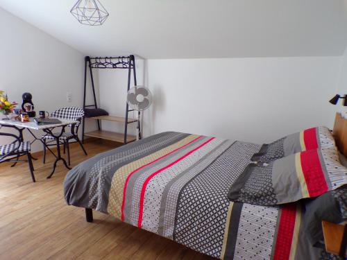 Saint-Paul-en-ParedsにあるLes Terrassesのベッドルーム1室(ベッド1台、テーブル付)、ダイニングルームが備わります。