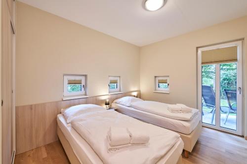 Giường trong phòng chung tại Haus Scharhoern_Riff _ Fewo 14