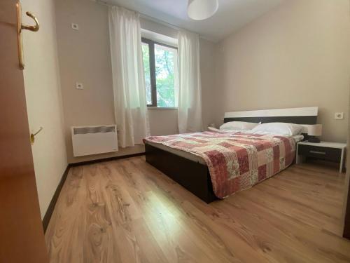 1 dormitorio con cama y ventana en Апартамент РОСИ, en Pleven