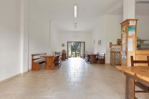 Cette chambre dispose de tables et de chaises en bois ainsi que d'un couloir. dans l'établissement Agriturismo Podere San Giorgio, à Otrante