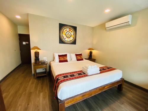 um quarto com uma cama grande num quarto em C Hotel Boutique and Comfort em Chiang Mai