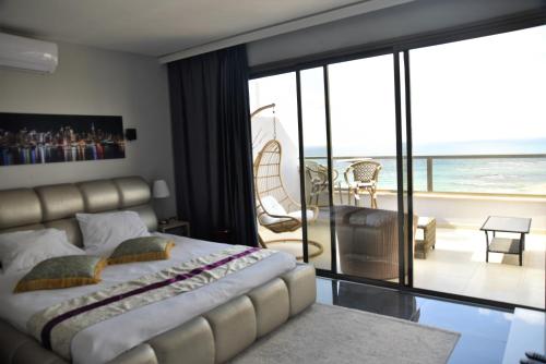 Photo de la galerie de l'établissement Penthouse Apartment On The Beach, à Bat Yam